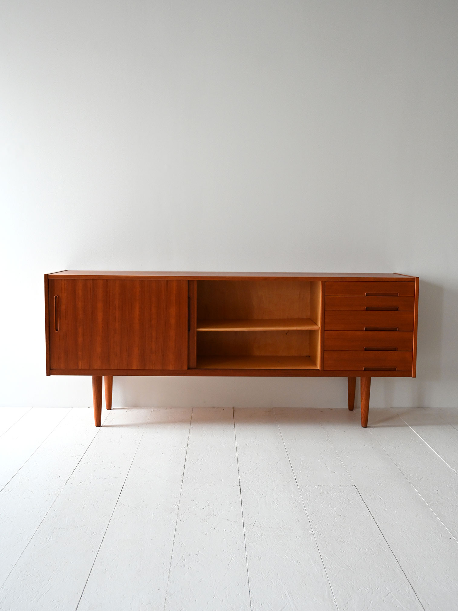Sideboard vintage scandinavo Nils Jonsson-d Sideboard vintage scandinavo di Nils Jonsson-d