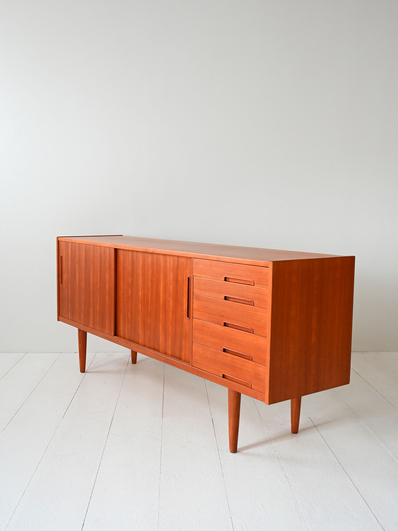 Sideboard vintage scandinavo Nils Jonsson-f Sideboard vintage scandinavo di Nils Jonsson-f