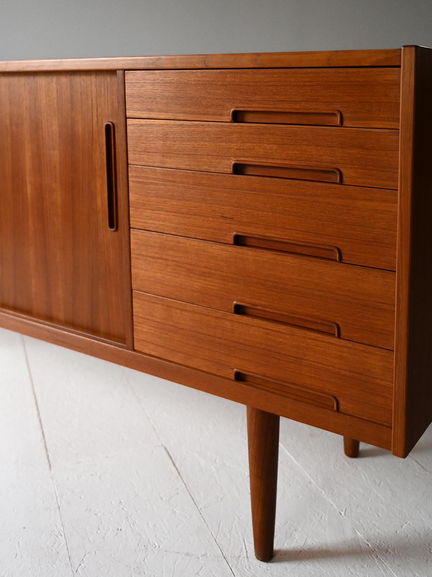 Sideboard vintage scandinavo Nils Jonsson-h Sideboard vintage scandinavo di Nils Jonsson-h