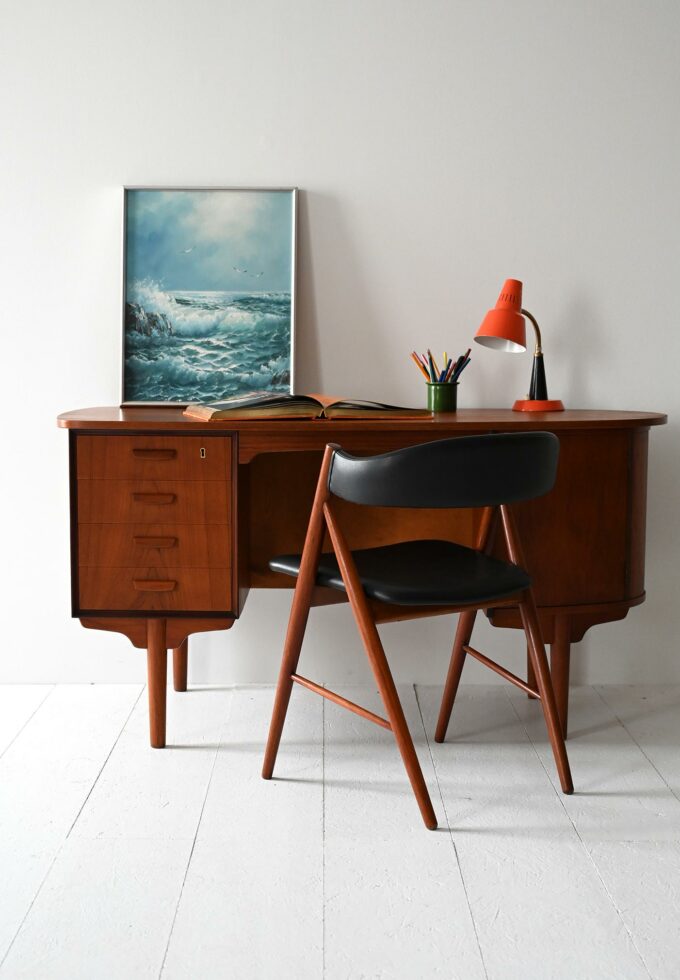 Scrivania ovale in teak anni ’60-a