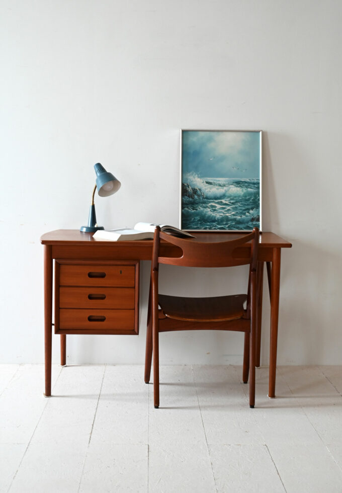 Scrivania scandinava vintage in teak con tre cassetti-a