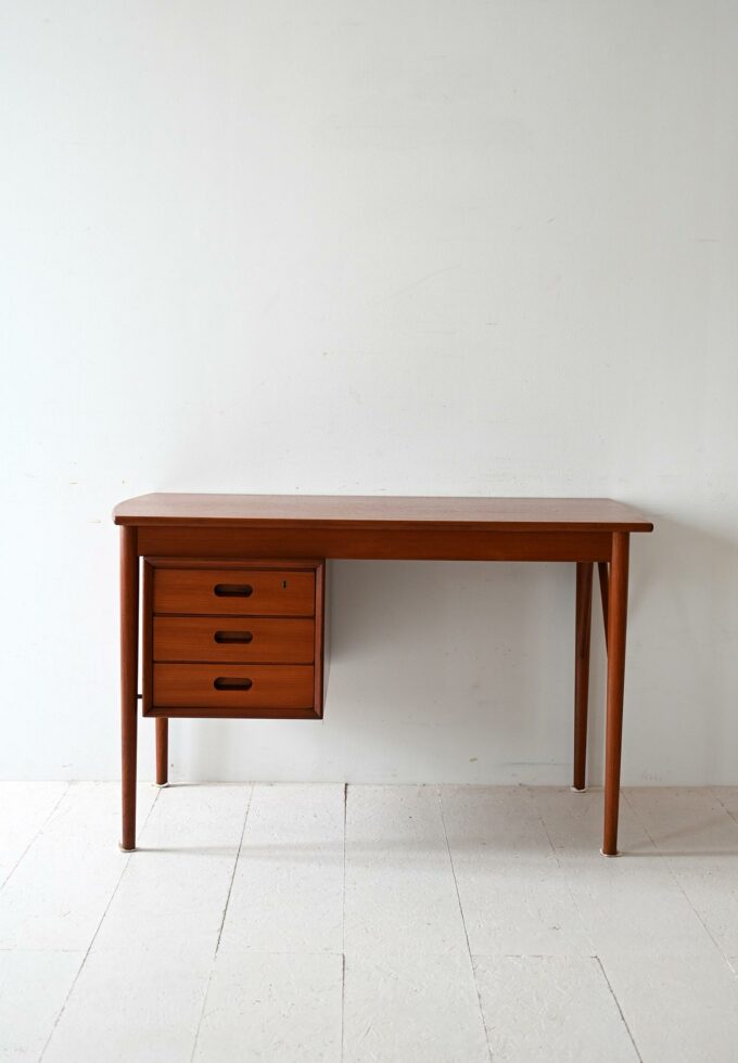 Scrivania scandinava vintage in teak con tre cassetti-b