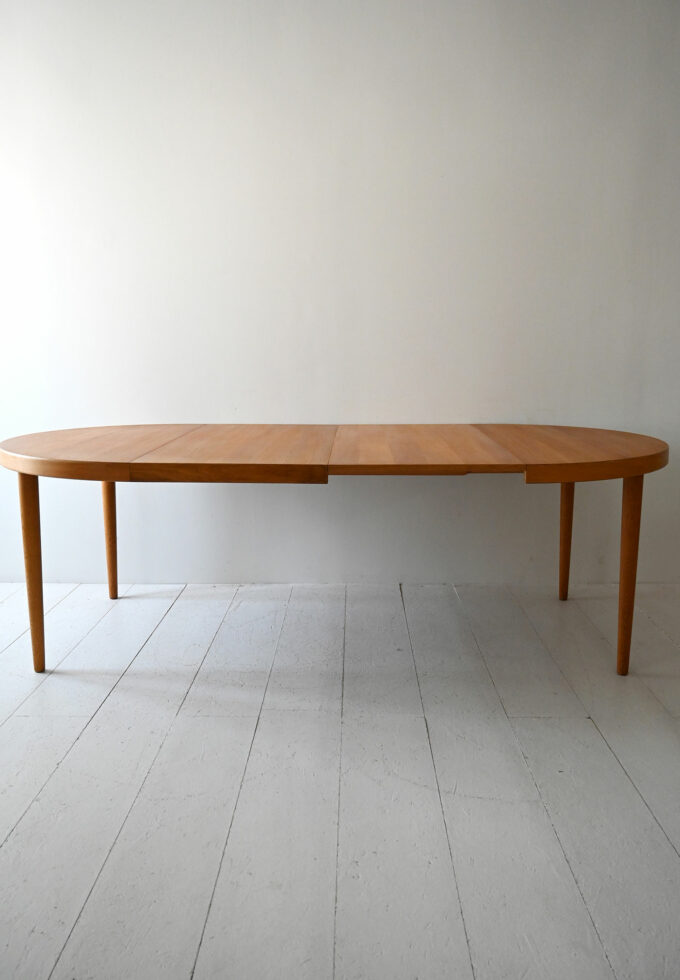 Scandinavian oak table by Willy Schou Andersen-b