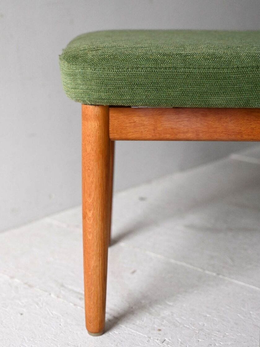 Poggiapiedi vintage scandinavo regolabile con cuscino verde-e