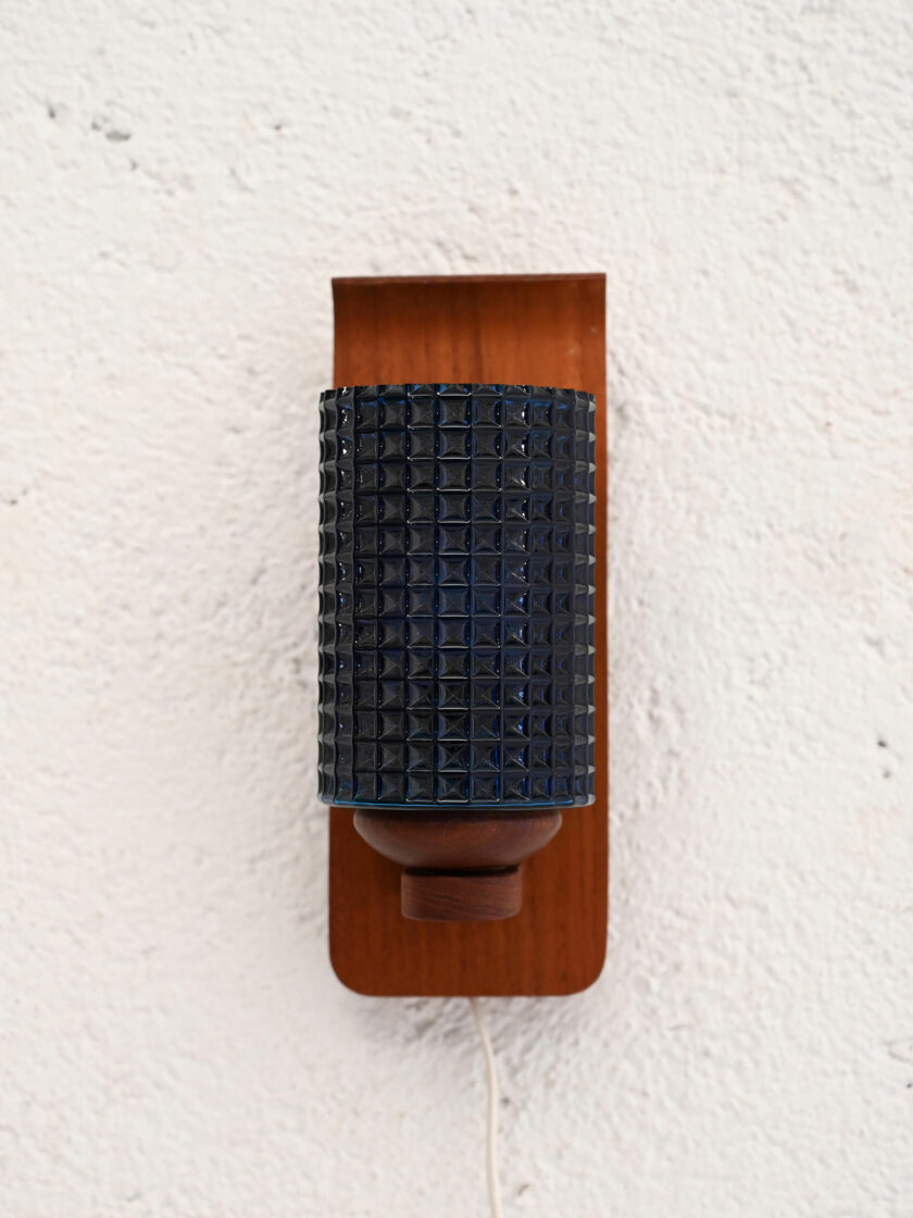 Applique scandinava anni ’50 in teak e vetro blu-a