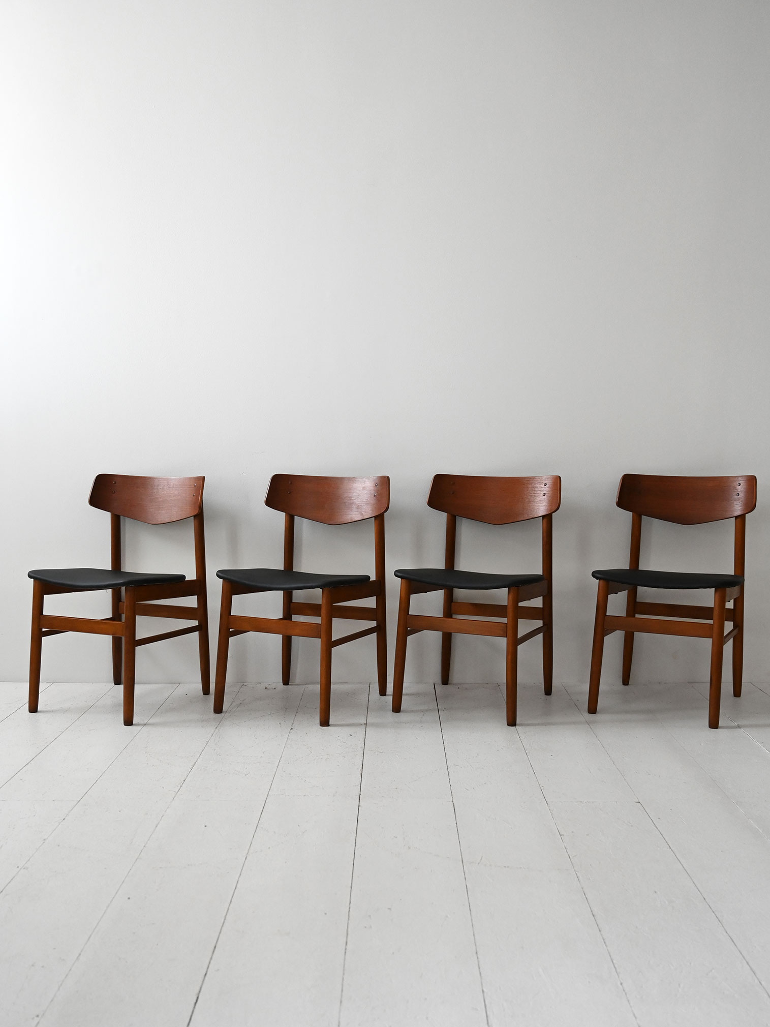 Set quattro sedie scandinave teak-a Set di quattro sedie scandinave in teak-a