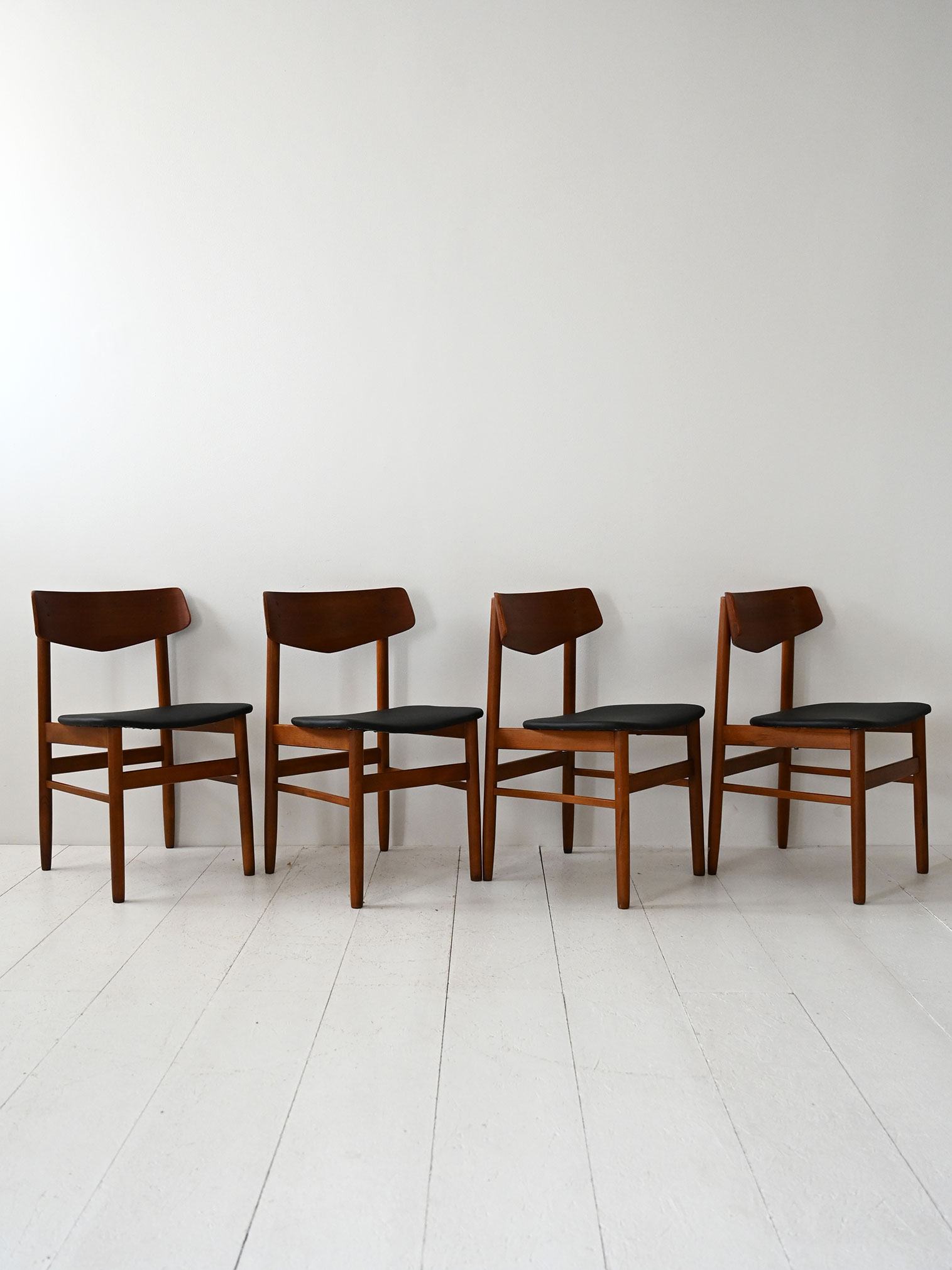 Set quattro sedie scandinave teak-b Set di quattro sedie scandinave in teak-b