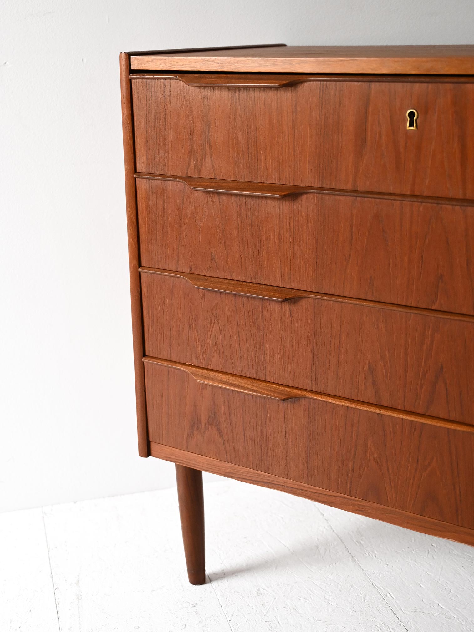 Cassettiera danese vintage teak scuro-e Cassettiera danese vintage in teak scuro-e
