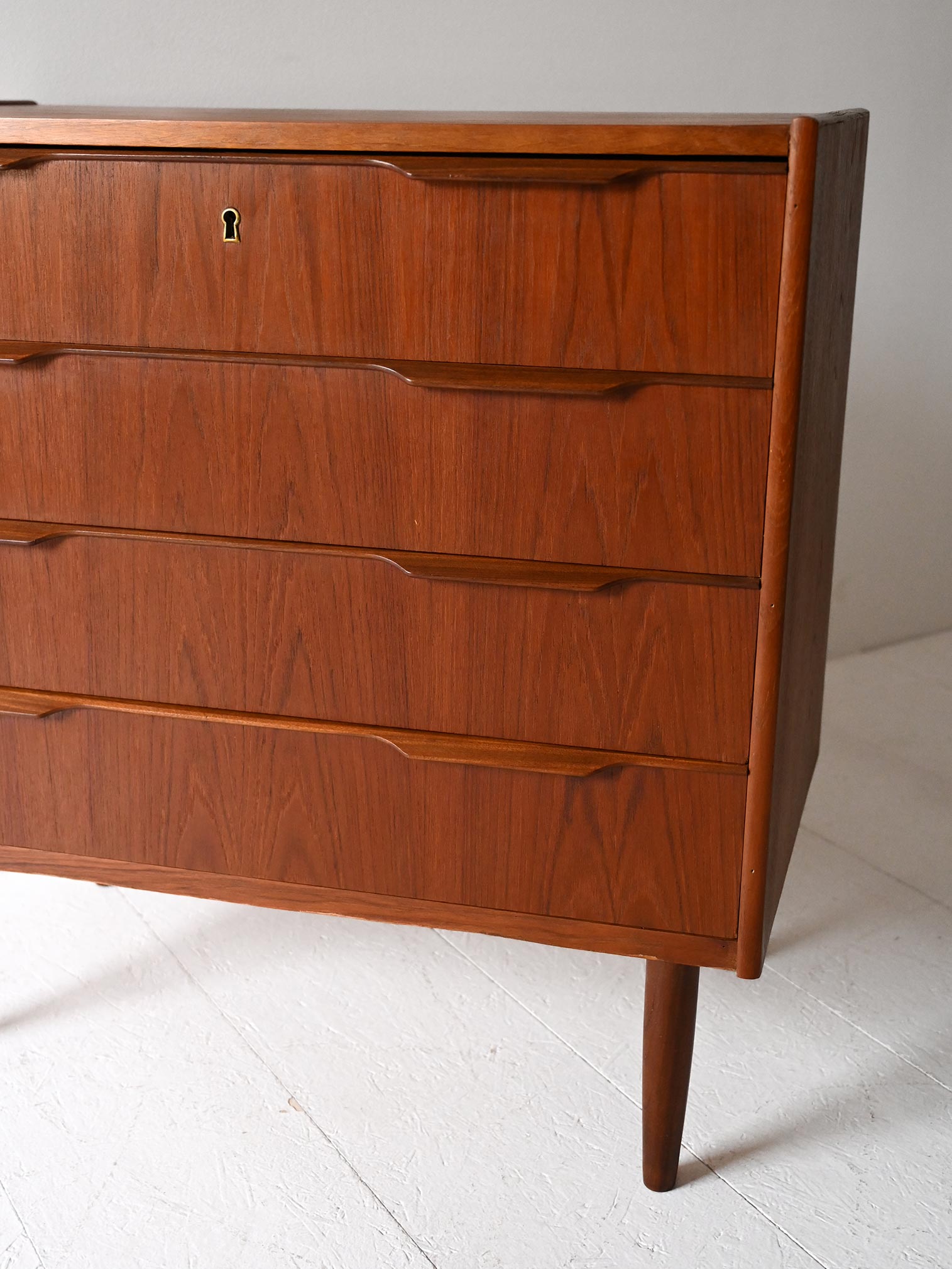Cassettiera danese vintage teak scuro-f Cassettiera danese vintage in teak scuro-f