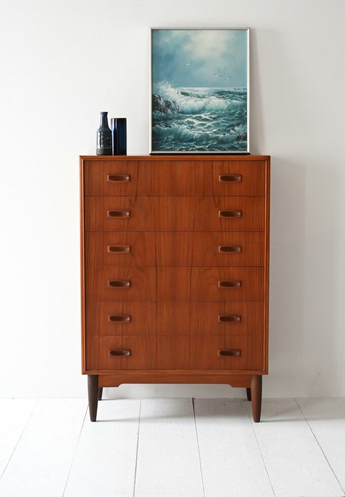 Sestina scandinava vintage in teak anni ’60-a