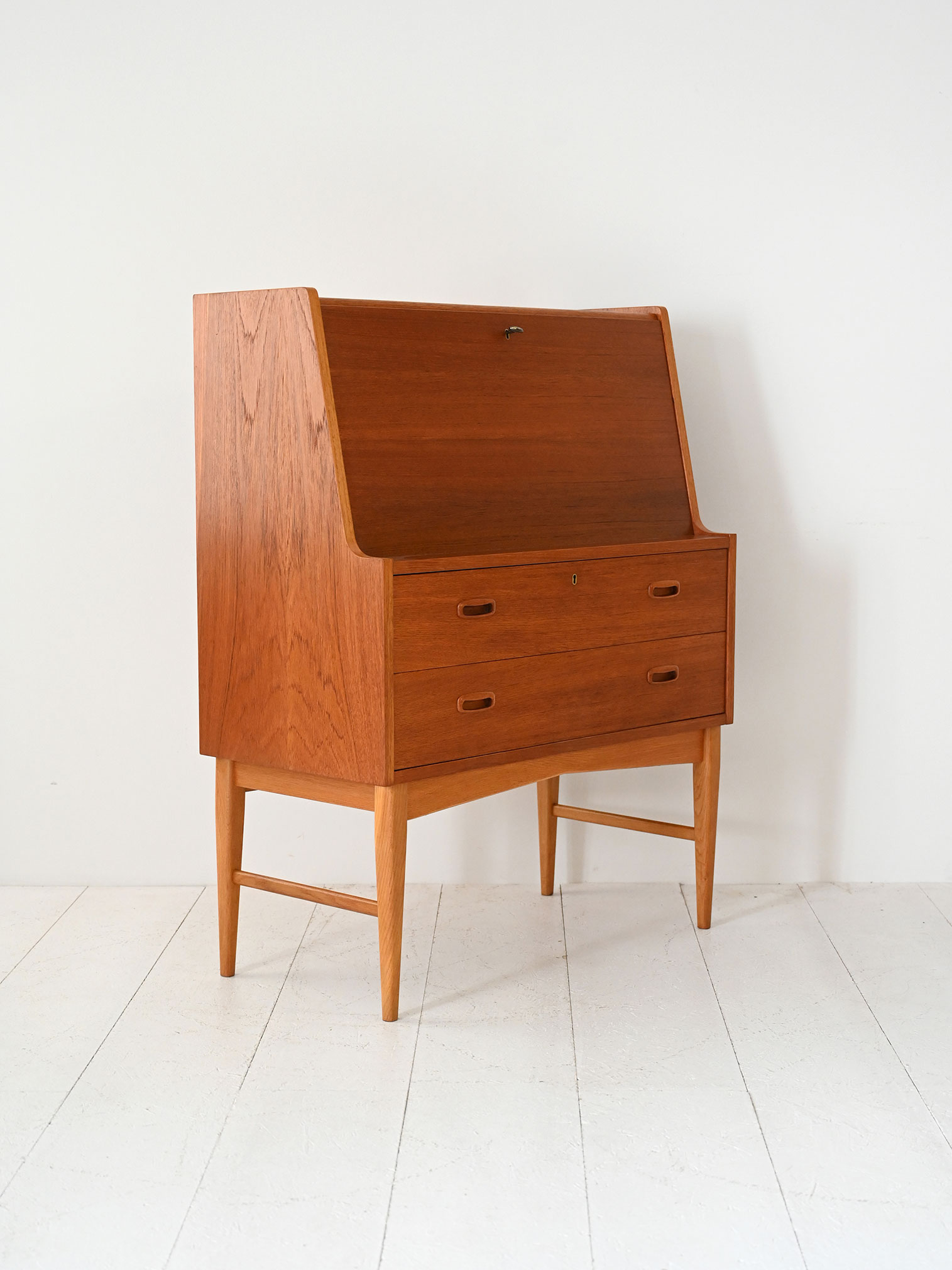 Secrétaire vintage teak probable production danese-e Vintage teak secrétaire, likely Danish-e production