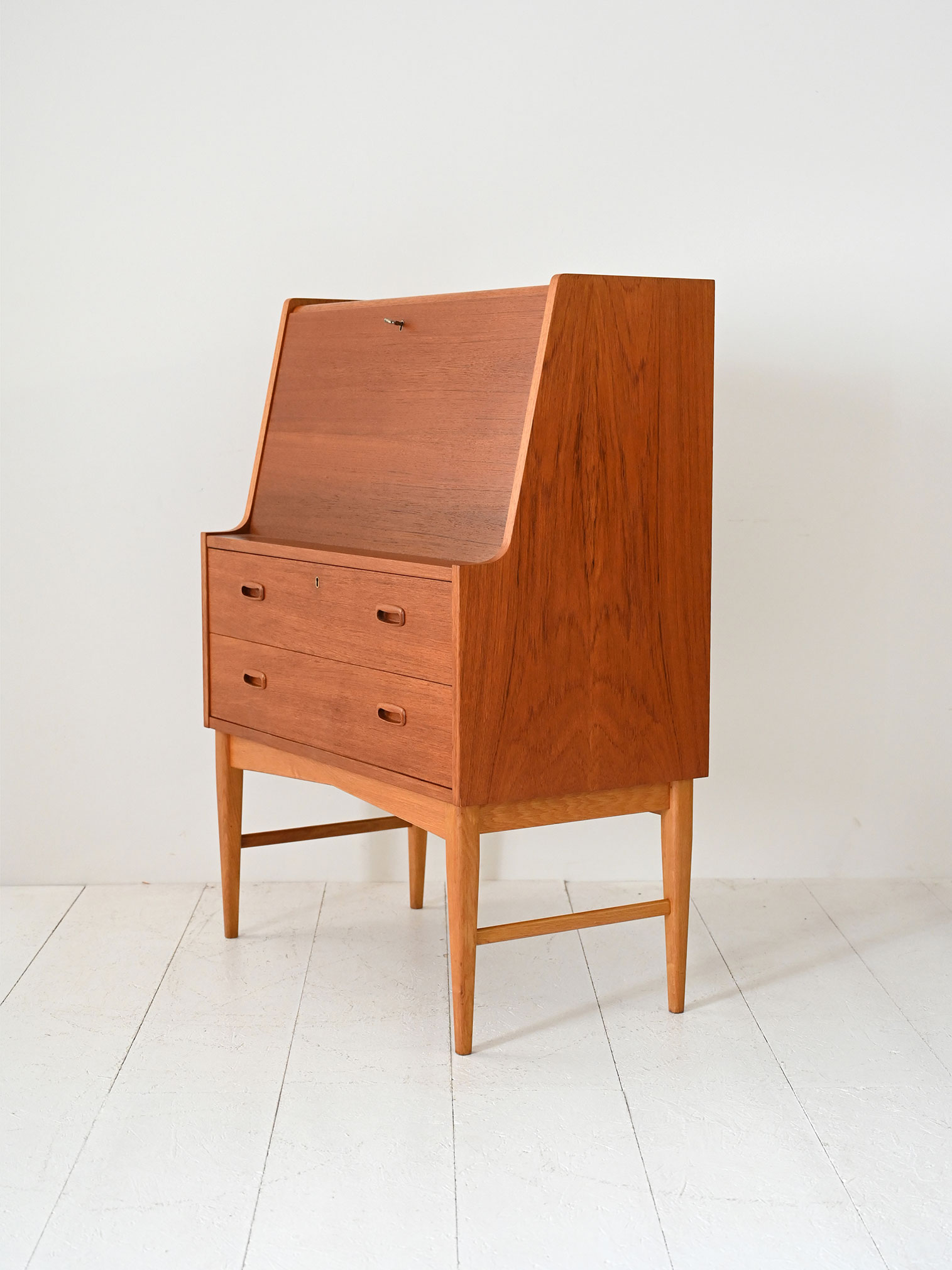Secrétaire vintage teak probable production danese-f Vintage teak secrétaire, likely Danish-f manufacture.