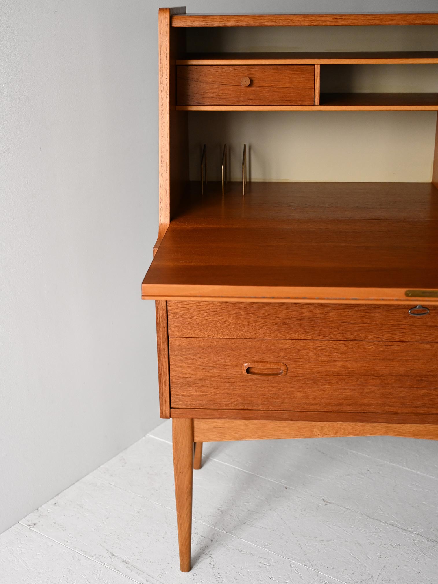 Secrétaire vintage teak probable Danish production-g Vintage teak secrétaire, likely Danish production-g
