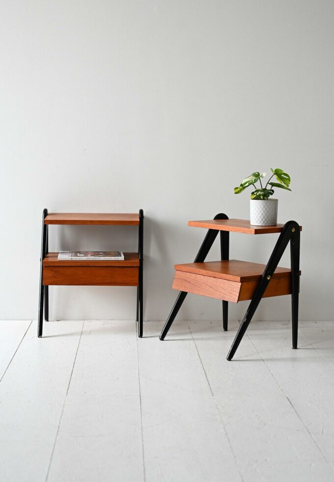 Coppia comodini scandinavi anni ’60 con dettagli neri-a