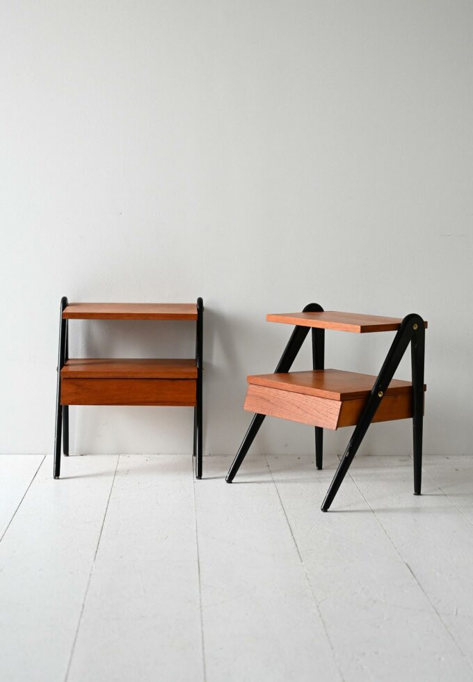 Coppia comodini scandinavi anni ’60 con dettagli neri-b