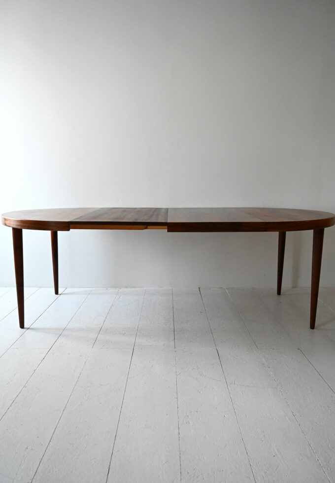 Scandinavian vintage round table in rosewood-b