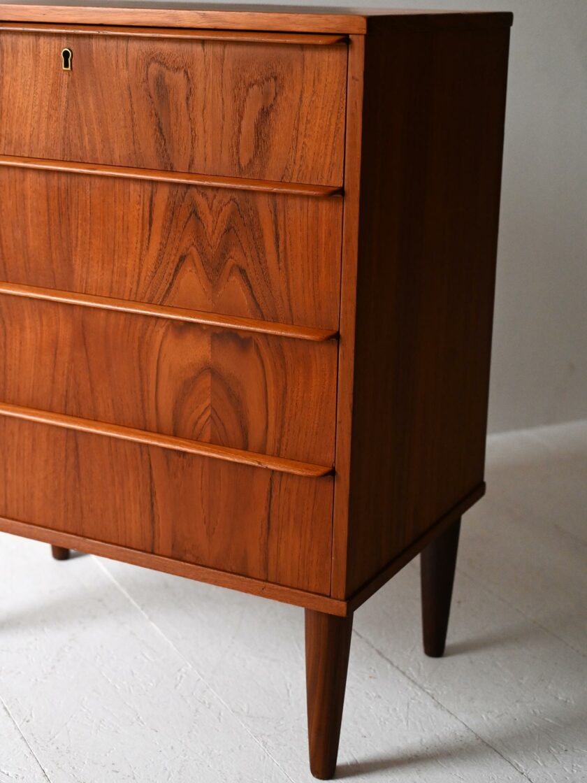 Cassettiera scandinava vintage in teak fiammato-e