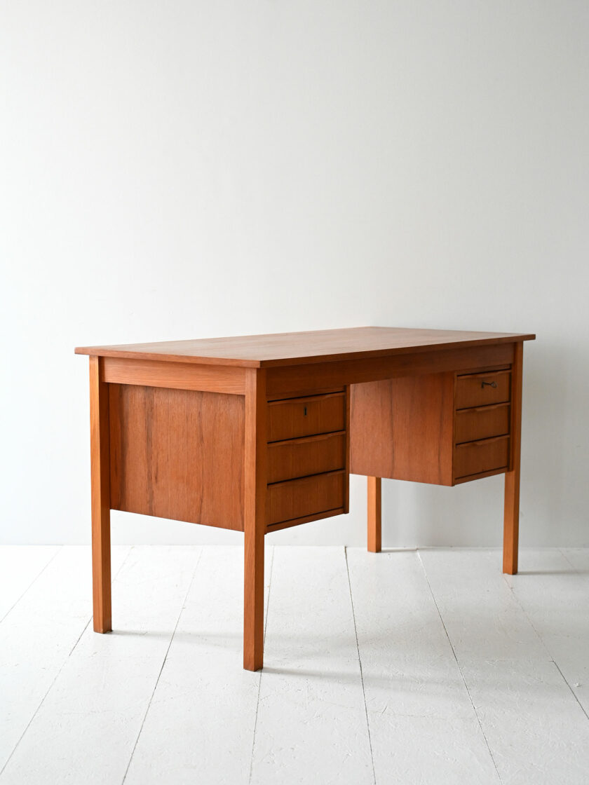 Scrivania scandinava vintage in teak anni ’60-c