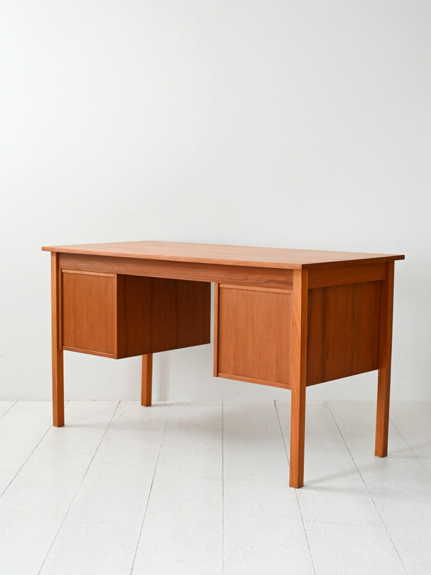 Scrivania scandinava vintage in teak anni ’60-e