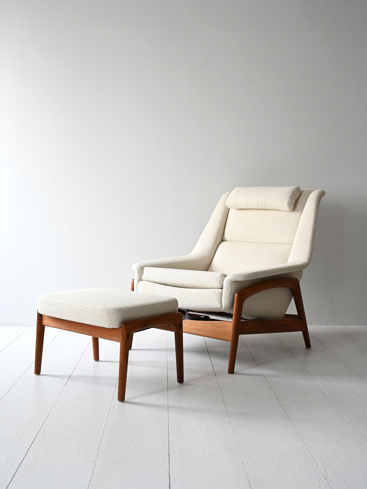 Poltrona scandinava vintage pouf-b Poltrona scandinava vintage con pouf-b