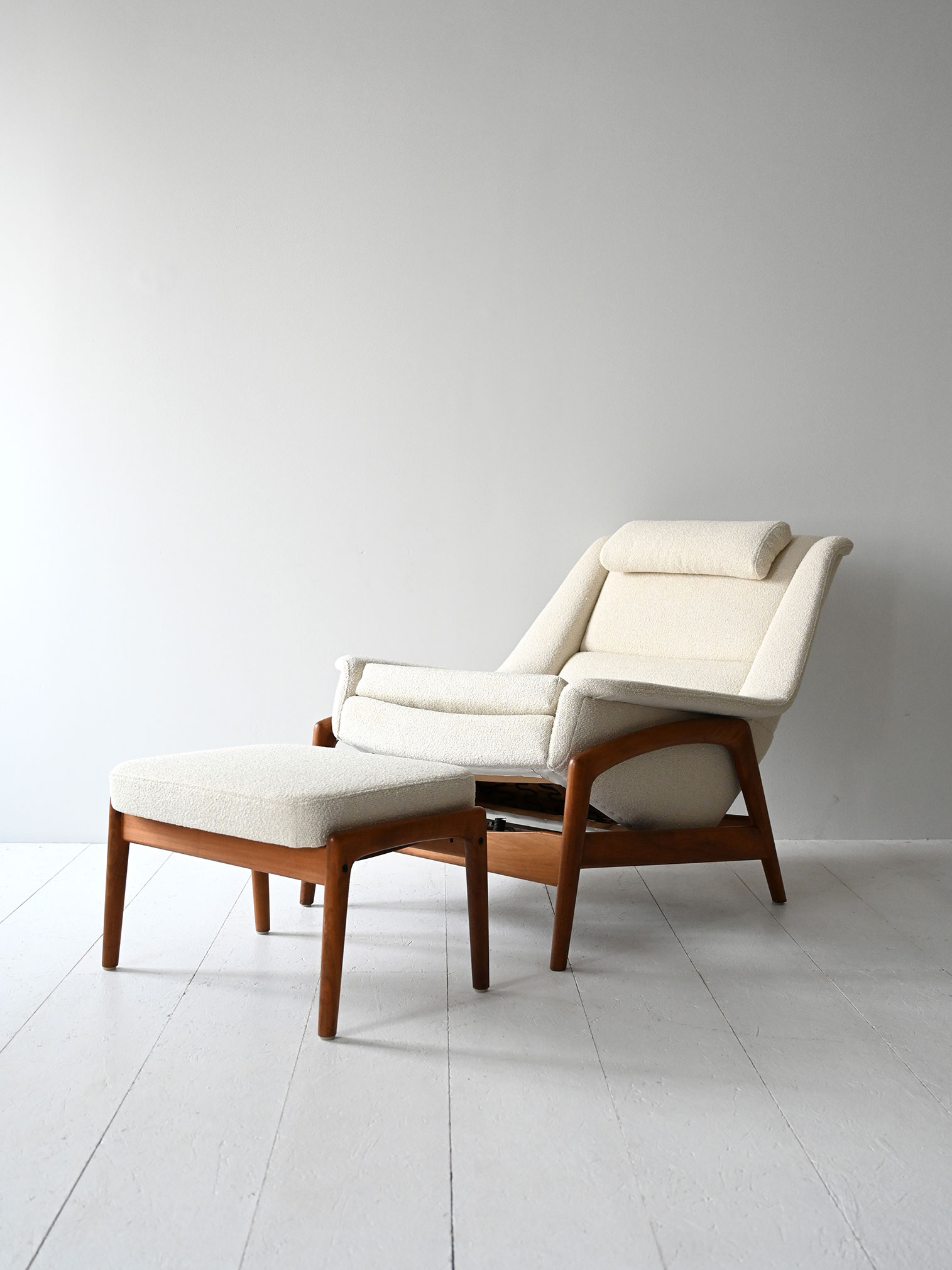 Poltrona scandinava vintage pouf-c Poltrona scandinava vintage con pouf-c