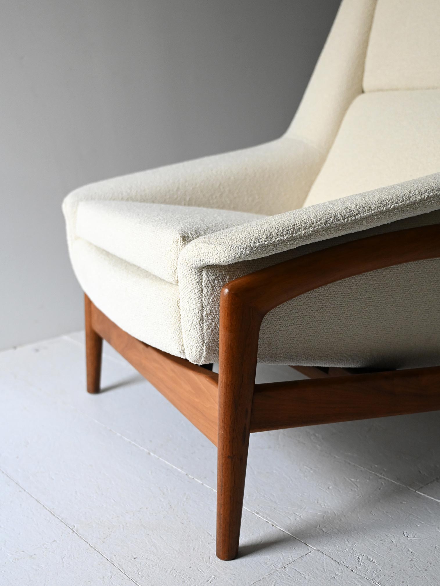 Poltrona scandinava vintage pouf-h Poltrona scandinava vintage con pouf-h