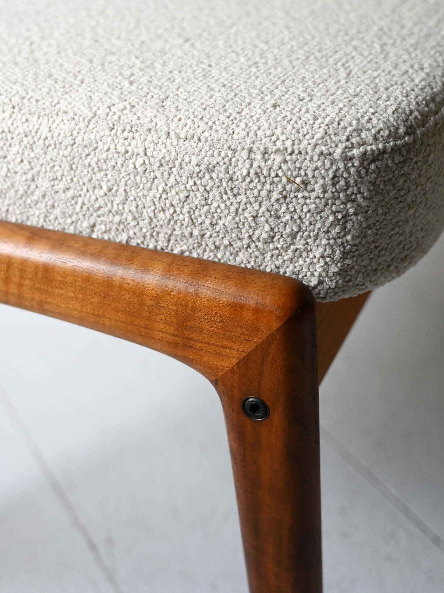 Poltrona scandinava vintage pouf-i Poltrona scandinava vintage con pouf-i