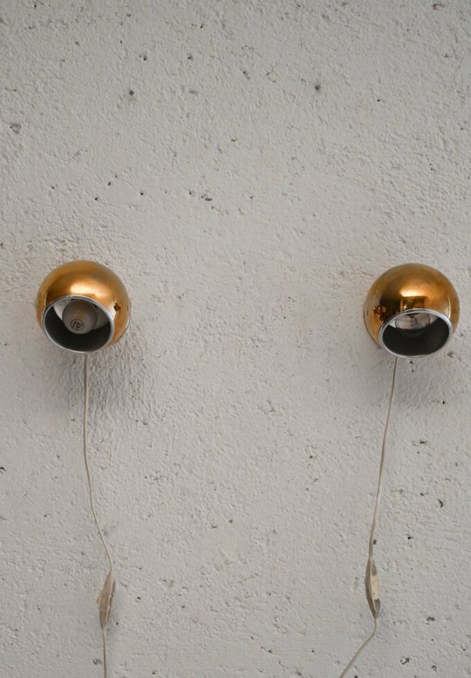 Coppia lampade da parete sferiche in ottone anni '60/'70-a