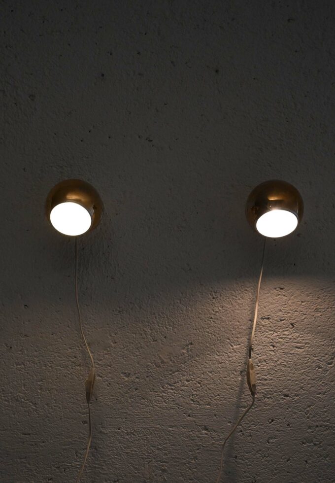 Coppia lampade da parete sferiche in ottone anni '60/'70-b