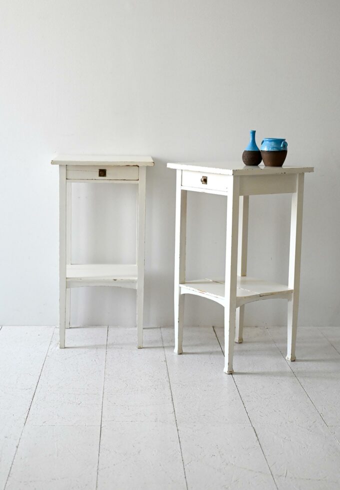 Coppia comodini scandinavi metà Novecento dipinti di bianco-a