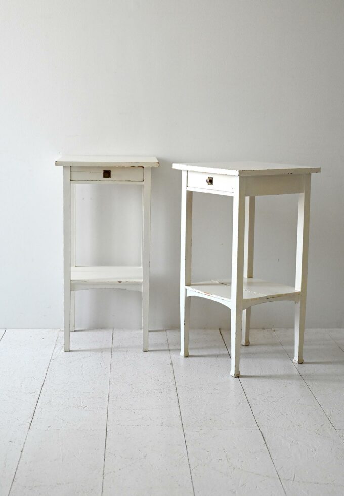 Coppia comodini scandinavi metà Novecento dipinti di bianco-b