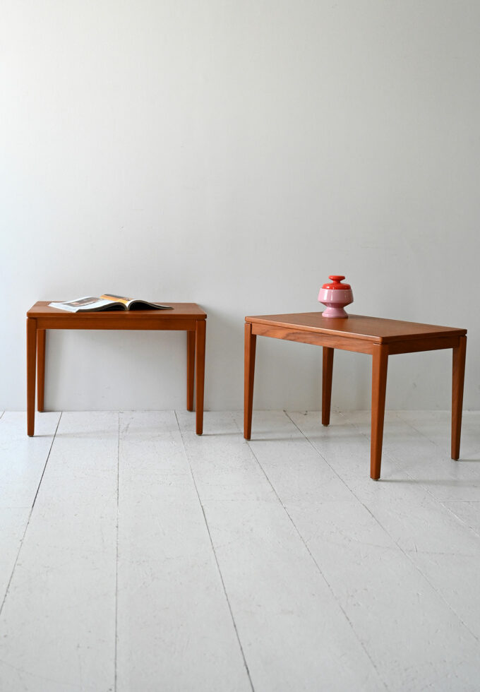 Coppia di coffee table scandinavi vintage in teak-a