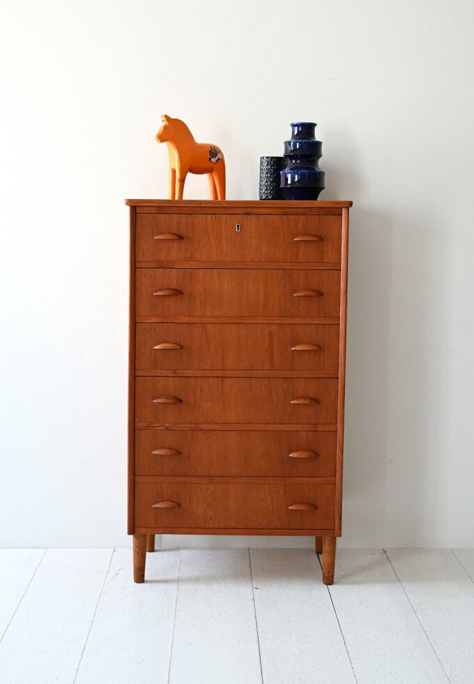 Sestina scandinava in teak con maniglie sagomate-a