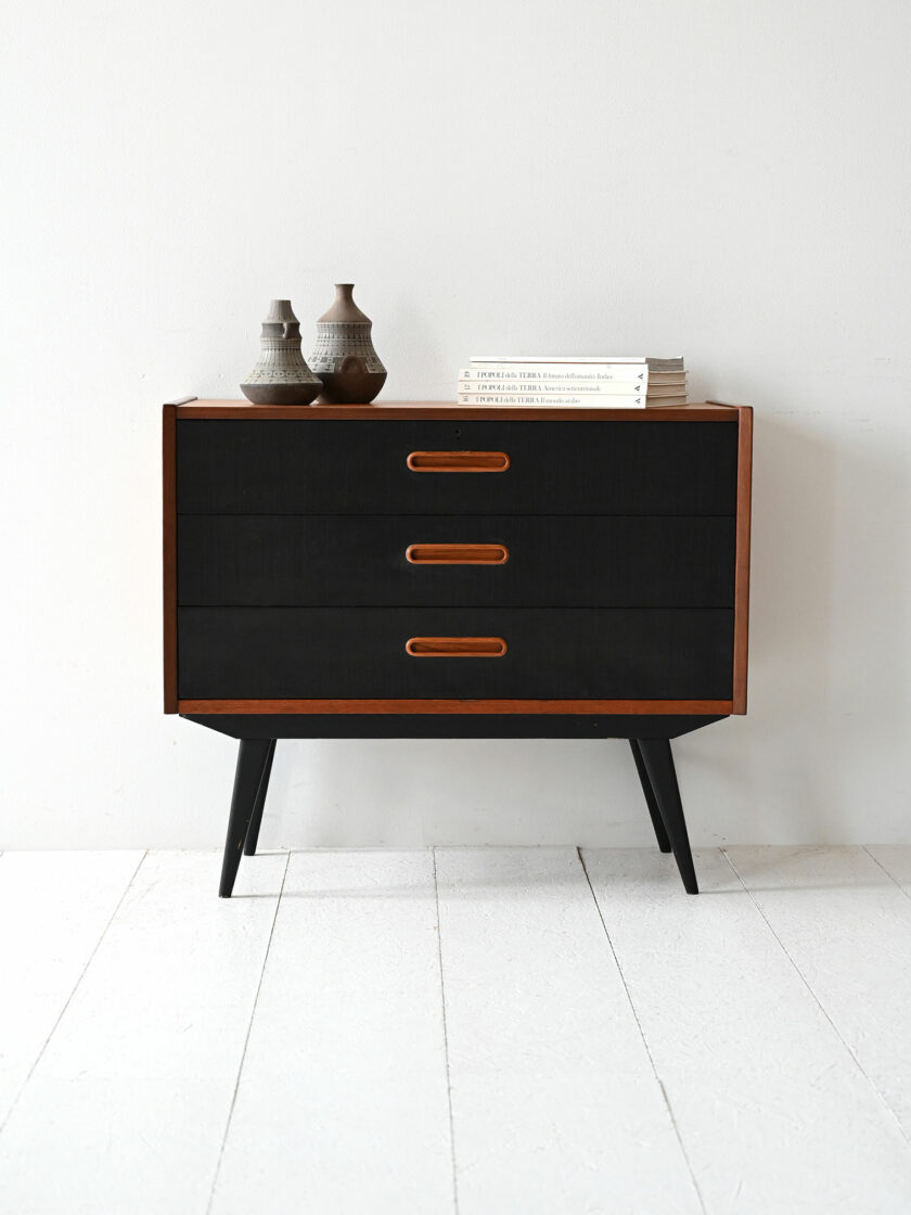 Cassettiera scandinava anni 60 in teak con inserti neri-a