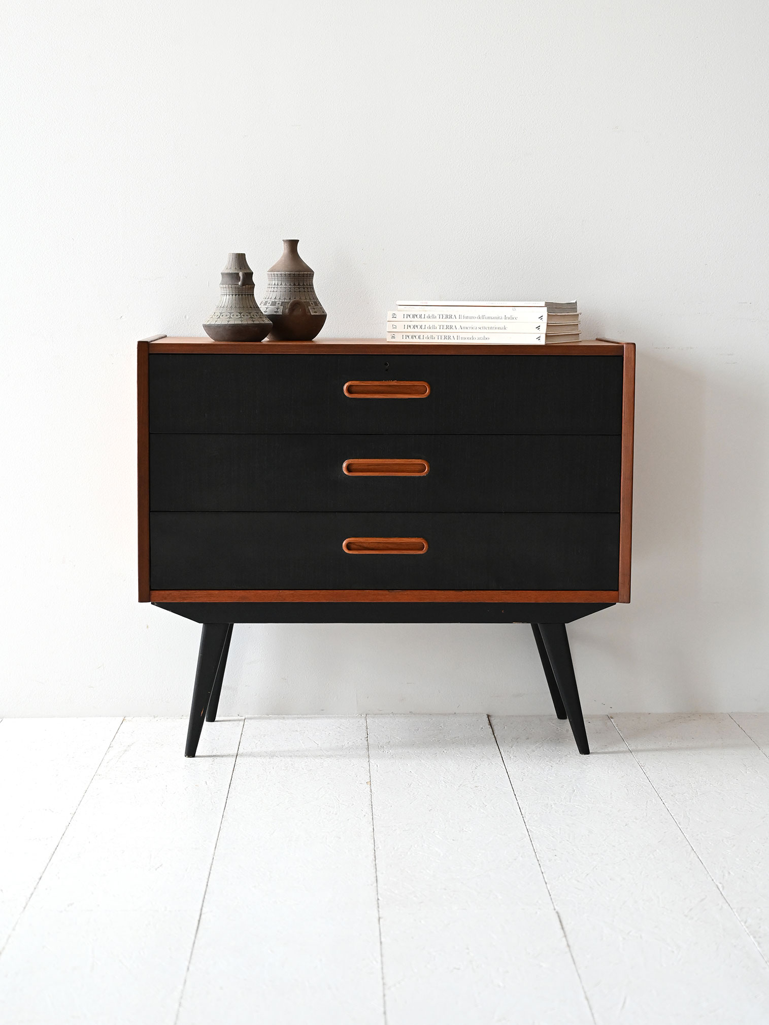 Cassettiera scandinava anni 60 in teak con inserti neri-a