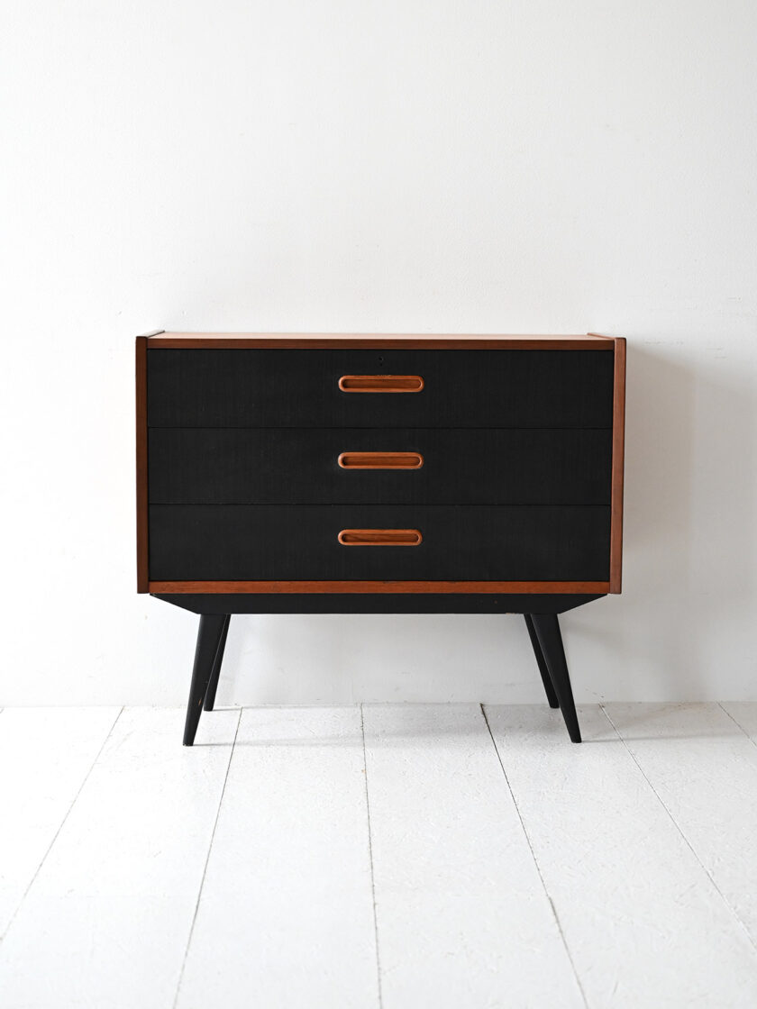 Cassettiera scandinava anni 60 in teak con inserti neri-b