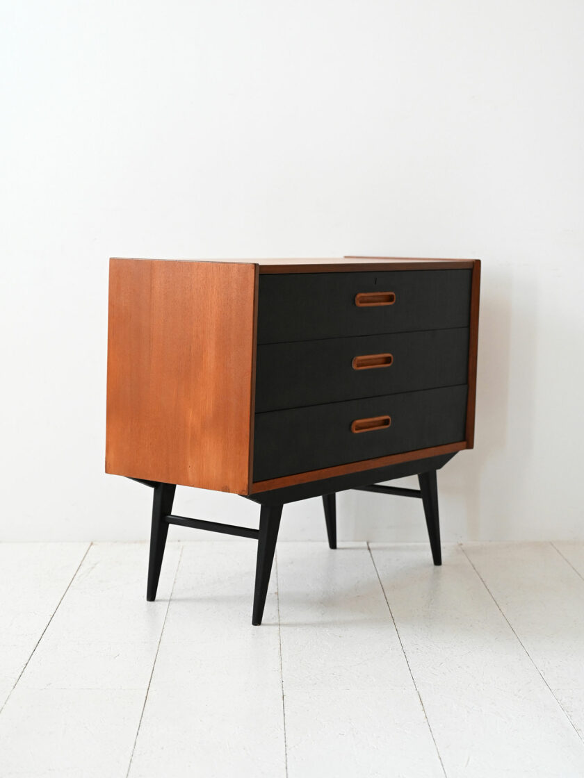 Cassettiera scandinava anni 60 in teak con inserti neri-c