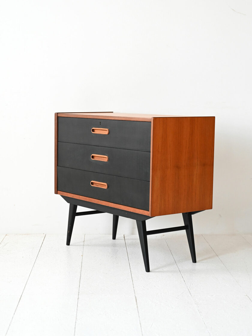 Cassettiera scandinava anni 60 in teak con inserti neri-d