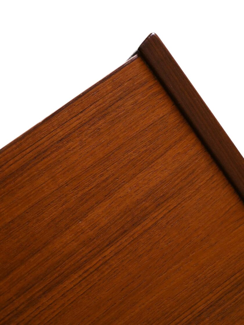 Cassettiera scandinava anni 60 in teak con inserti neri-e
