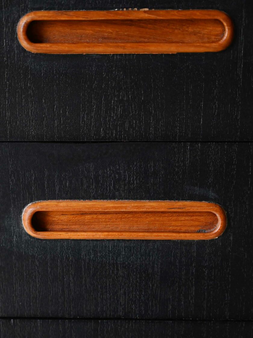 Cassettiera scandinava anni 60 in teak con inserti neri-f