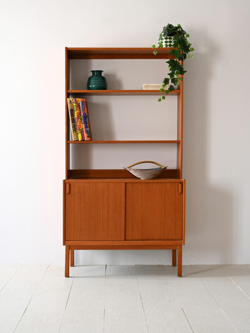 Libreria con vano contenitore prodotta da Bodafors-a