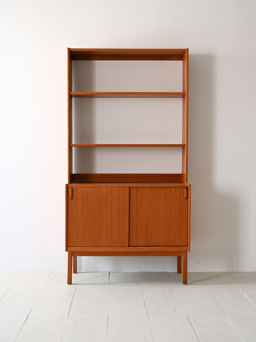 Libreria con vano contenitore prodotta da Bodafors-b