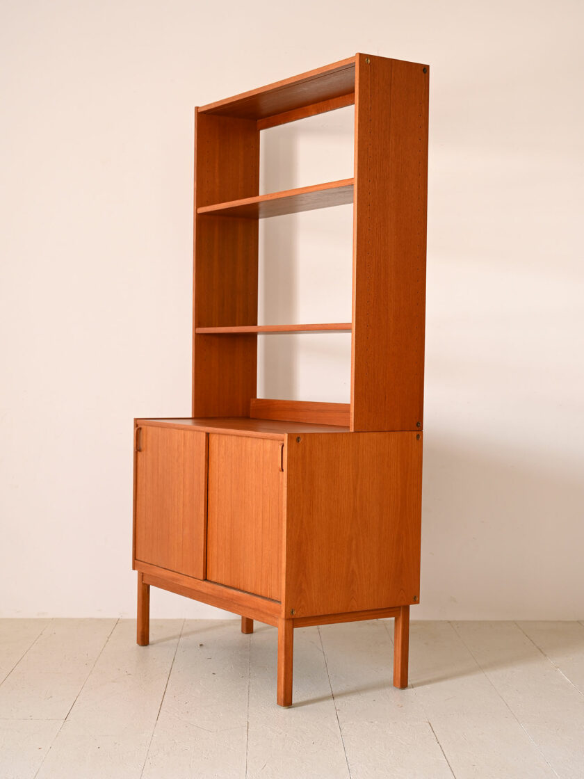 Libreria con vano contenitore prodotta da Bodafors-f