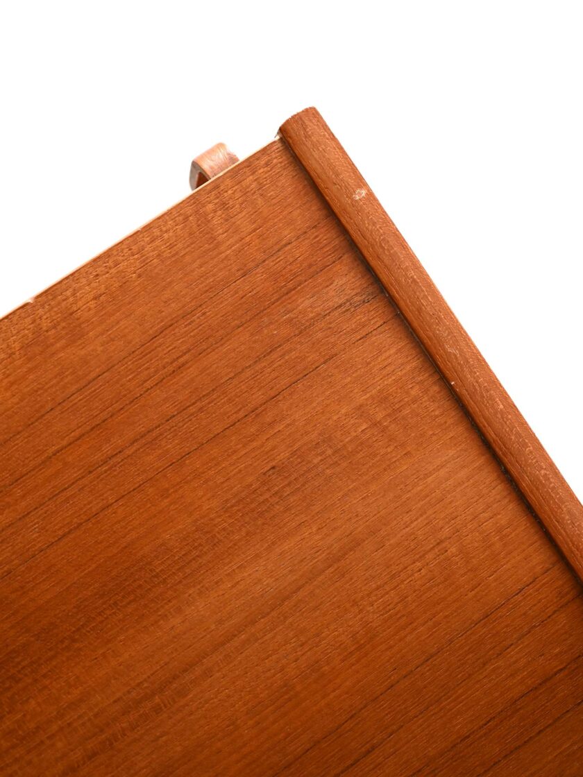 Libreria con vano contenitore prodotta da Bodafors-g