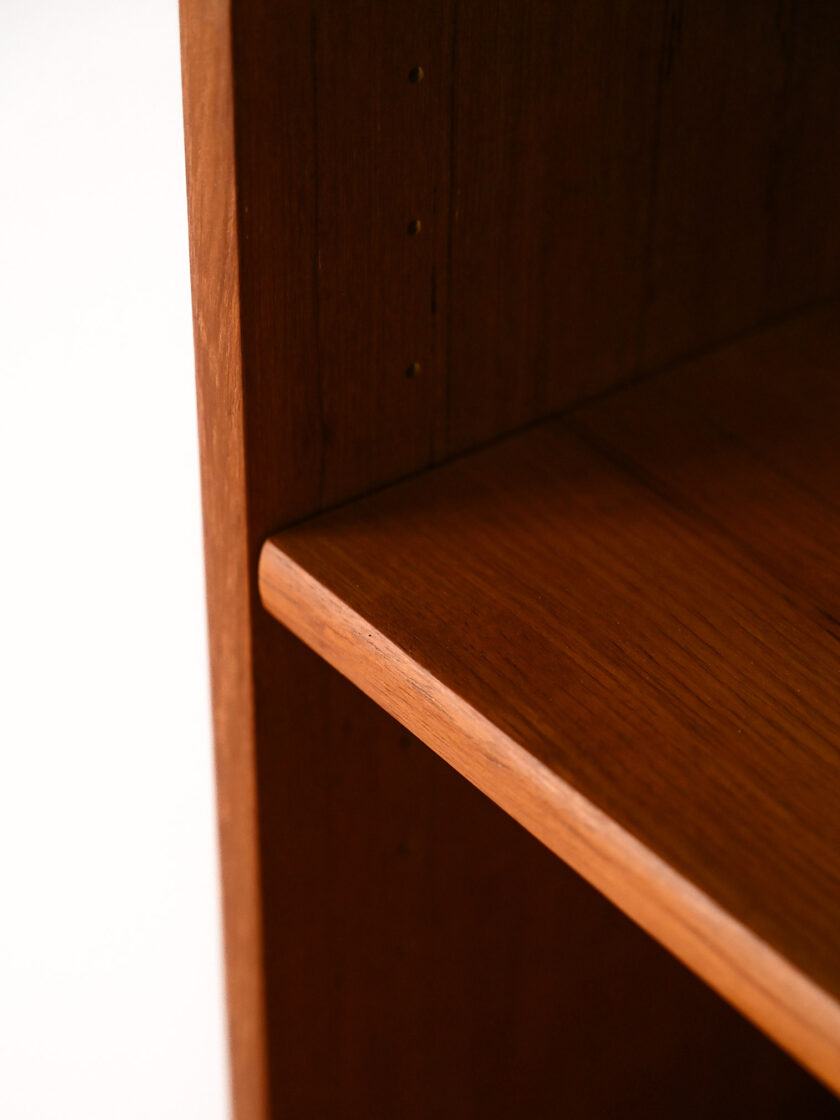 Libreria con vano contenitore prodotta da Bodafors-h
