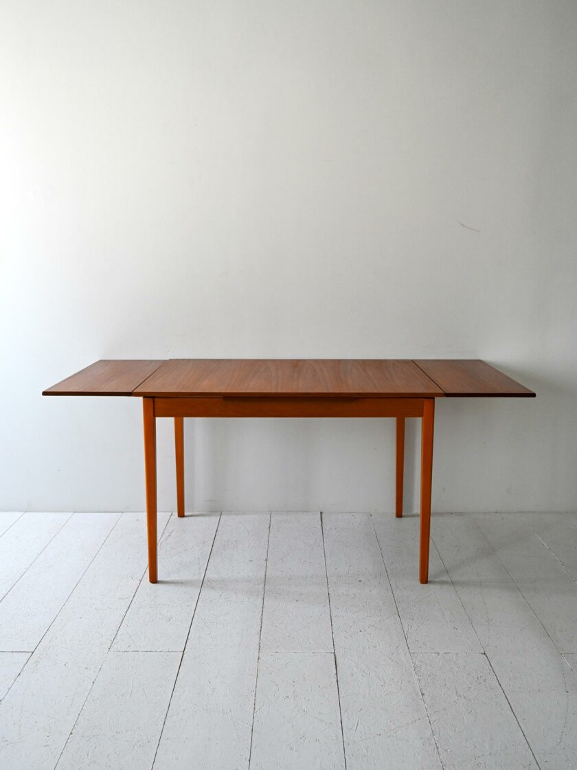 Tavolo scandinavo anni 50 in teak e rovere-a