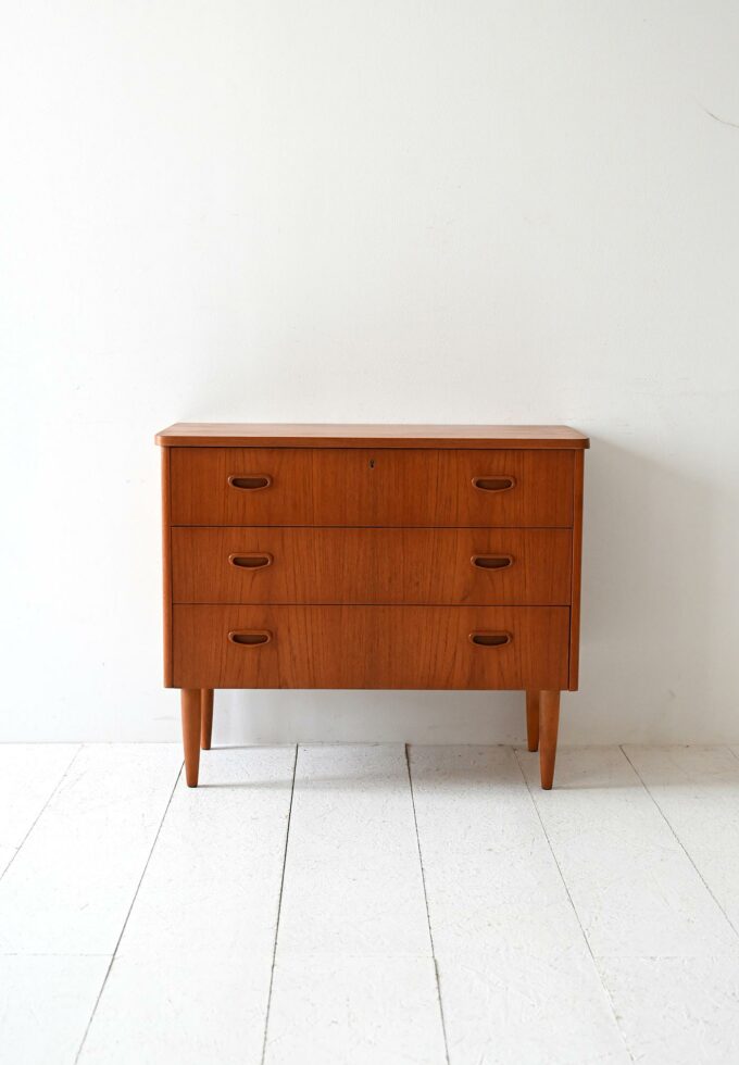 Scandinavian 1960s teak-b chest of drawers.