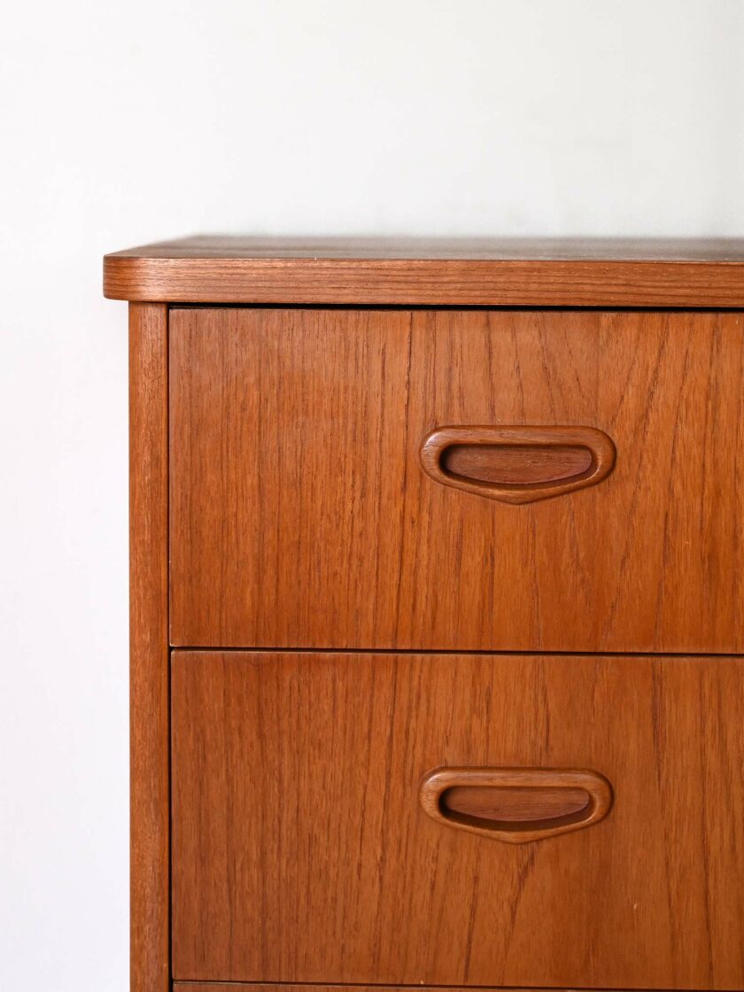 Cassettiera scandinava anni ’60 in teak-e