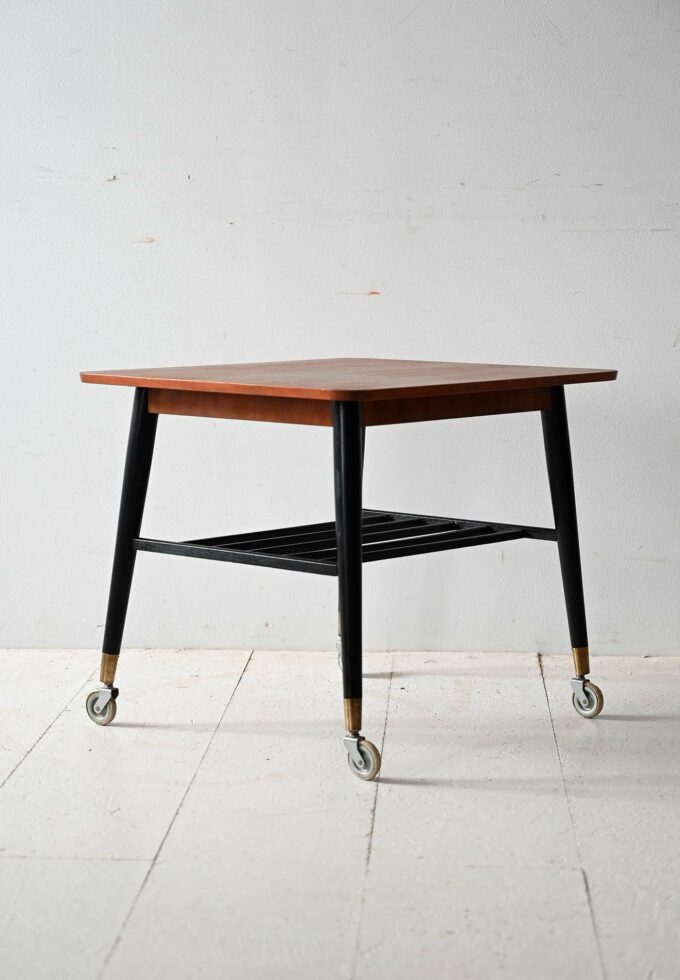 Coffee table scandinavo vintage in teak con rotelle-b