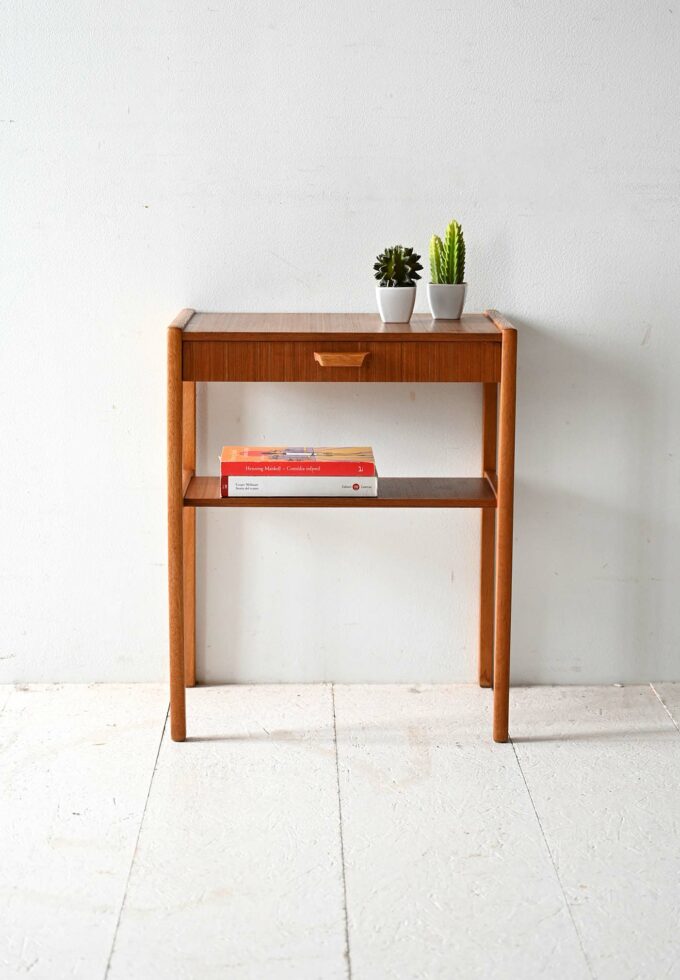 Comodino scandinavo con maniglia scolpita-a